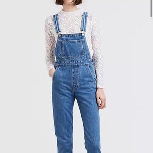 Levi’s Mom Overall size w28